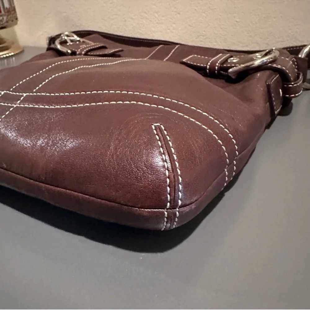 Coach SoHo Slim Duffle Dark Brown
Leather Y2K / Vintage (2006) Style 1453 - Picture 9 of 13